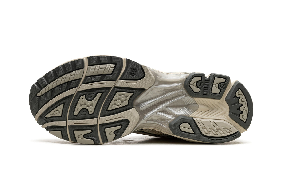 ASICS GEL-KAYANO 14 Sneakers – Cream, Metallic Silver & Dark Grey